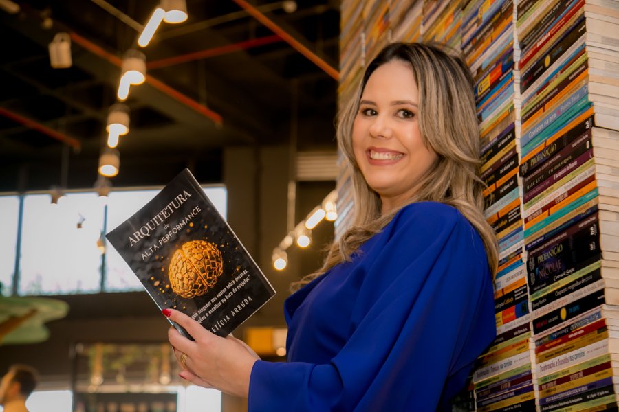 Letícia Arruda na livraria com o livro