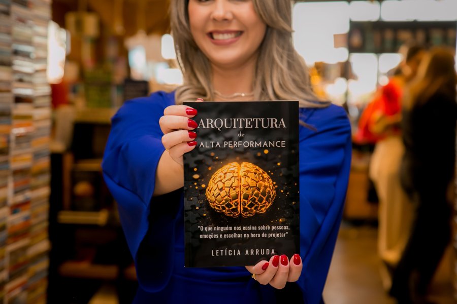 Letícia Arruda mostrando a capa do livro